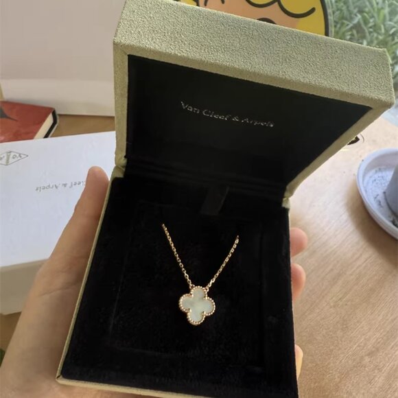 Van Cleef & Arpels Ladies' Necklace - Picture 4 of 5